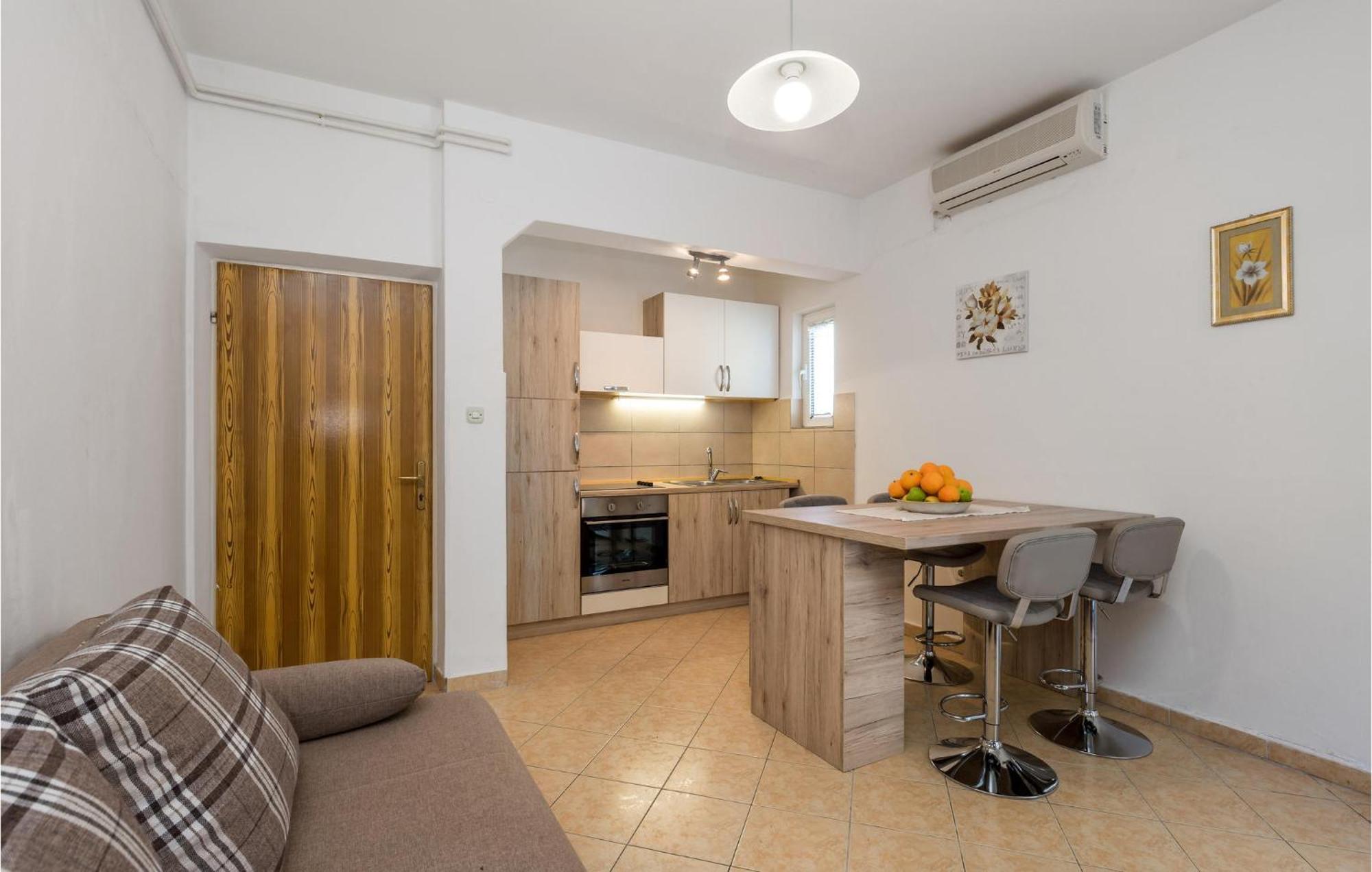 1 Bedroom Amazing Apartment In Kampor Exterior foto
